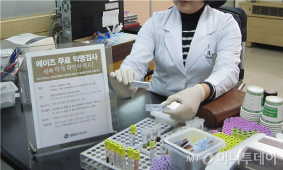 에이즈 감염여부를 빠르게 확인 할 수 있는 '신속검사'를 하는 모습. / 사진제공=서울시