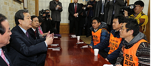 1박2일 일정으로 울산을 방문한 새누리당 김무성 대표가 12일 오전 울산시내 한 식당에서 울산공무원노조원들을 면담하고 있다.