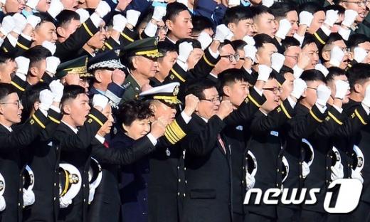 [사진]박근혜 대통령 '초임장교 파이팅'