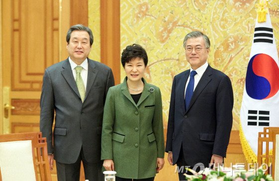 박근혜 대통령(가운데)이 지난 17일 오후 청와대에서 열린 여야대표 회동에서 새누리당 김무성 대표(왼쪽), 새정치민주연합 문재인 대표와 대화하고 있다.(청와대)/뉴스1