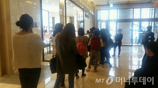20일 서울 중구 소공동 롯데백화점 에비뉴엘 샤넬매장 앞. 손님들이 매장에 들어가려고 줄을 서 있다. 