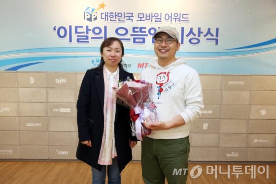 신혜선 머니투데이 정보미디어과학부장(왼쪽)과 김양근 리바이벌랩스 대표. /사진=임성균 기자.