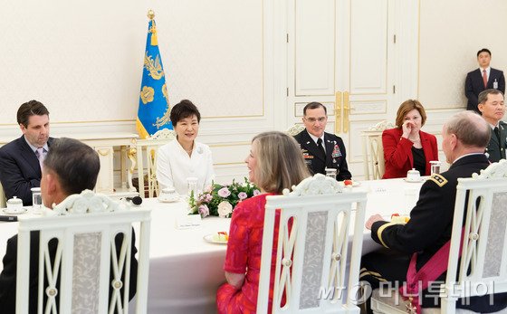  박근혜 대통령이 지난 26일 오후 청와대에서 마틴 뎀프시 미국 합참의장에게 보국훈장 통일장을 수여한 뒤 마크 리퍼트 주한미국대사 등 참석자들을 접견하고 있다. / 사진 = 뉴스1