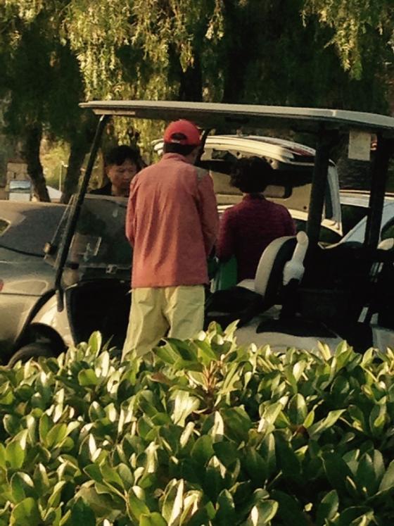 ↑미국 교포 최모씨가 캘리포니아주 남부 한 골프장에서 평일 라운딩을 마치고 나오는 홍준표 경남도지사 일행을 촬영한 후 머니투데이 the300에 제보한 사진. 홍준표 지사 왼쪽 남성이 이날 골프를 주최한 주모씨.