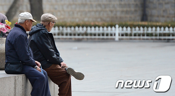 서울시내 한 공원의 어르신들. 2015.1.21/사진=뉴스1 