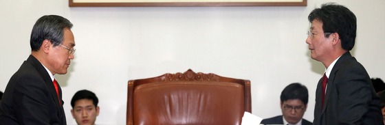  새누리당 유승민 원내대표(오른쪽)와 새정치민주연합 우윤근 원내대표(왼쪽)/사진=뉴스1