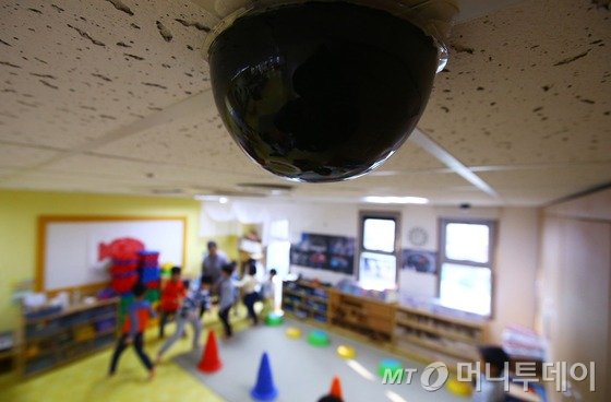  1월19일 오전 서울 영등포구 신길4동 하나 푸르니 신길어린이집에서 CCTV가 보이고 있다./사진=뉴스1.