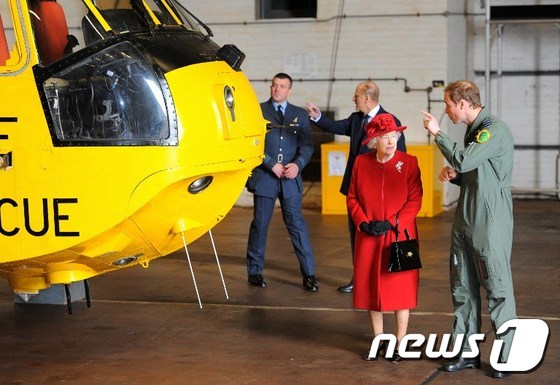 윌리엄 왕세손이 군 복무 당시 할머니 엘리자베스 2세 여왕에게 구조 헬리콥터에 대해 설명하고 있다.ⓒ AFP=뉴스1
