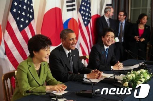 박근혜 대통령, 버락 오바마 미국 대통령, 아베 신조 일본 총리가 지난해 4월 네덜란드 헤이그 미대사관저에서 한미일 정상회담을 하고 있다. (청와대) 2014.3.26/뉴스1 © News1