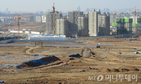  경기 성남시 수정구 위례신도시 사업지구에서 뉴스테이(기업형 민간임대주택) 사업 부지가 내려다 보이고 있다/ 사진= 뉴스1