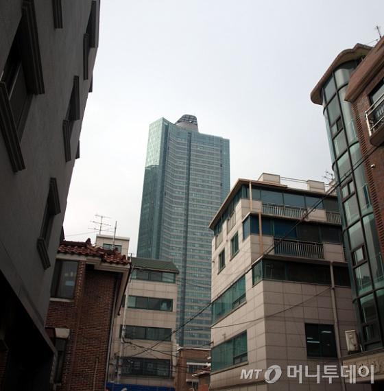 원빈이 2014년 10월 매입한 성동구 성수동1가 건물에서 바라본 '갤러리아 포레' 아파트 모습. / 사진=송학주 기자