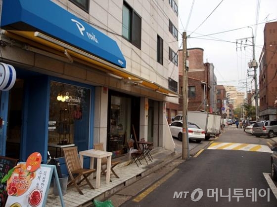 원빈이 2014년 10월 매입한 성동구 성수동1가 건물 골목에 조그만 카페와 공방이 영업을 하고 있다. / 사진=송학주 기자