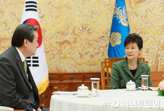  박근혜 대통령(오른쪽)이 17일 오후 청와대에서 열린 여야대표 회동에서 새누리당 김무성 대표와 대화하고 있다.(청와대) 2015.3.17/뉴스1  