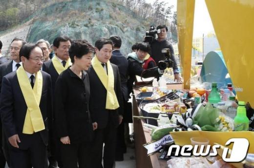 [사진]박근혜 대통령...팽목항 추모 물품 앞에서