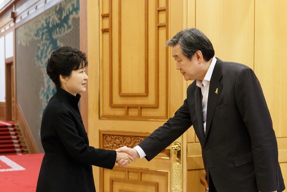  박근혜 대통령과 새누리당 김무성 대표가 16일 오후 청와대에서 회동을 가지기전 만나 악수를 하고 있다./사지=청와대 제공
