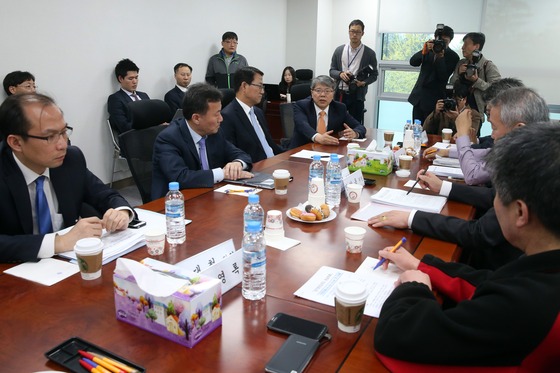 지난 22일 서울 여의도 국회 의원회관에서 열린 공무원연금 개혁을 위한 실무기구회의에서 참석 위원들이 논의하고 있다./사진=뉴스1제공