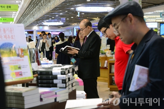 서울 시내 한 대형서점에서 시민들이 책을 고르고 있다/사진=머니투데이 자료사진
