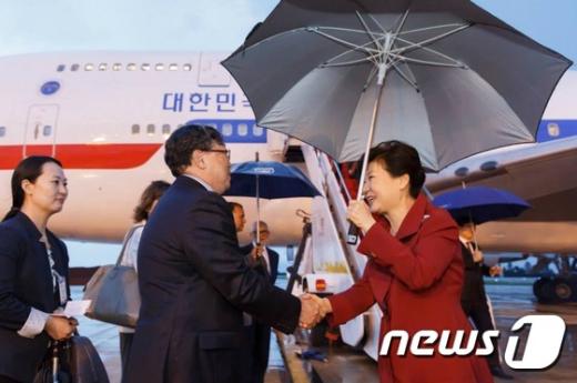박근혜 대통령이 23일 오후(현지시간) 브라질 브라질리아 국제공항에 도착해 환영 인사들과 악수하고 있다. (청와대) 2015.4.24/뉴스1 © News1 이광호 기자