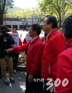 새누리당 김무성 대표(오른쪽)와 신상진 성남 중원 국회의원 보궐선거 후보/사진=머니투데이