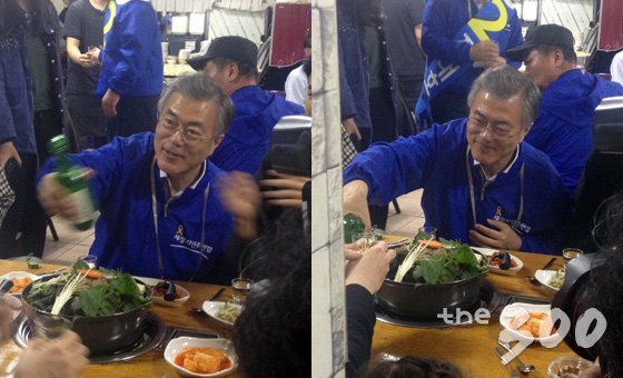문재인 새정치민주연합 대표가 24일 서울 관악구의 한 식당에서 손님에게 소주를 따라주고 있다./사진=머니투데이