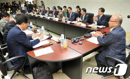 25일 열린 제49차 중앙생활보장위원회 회의 모습(사진 맨 오른쪽이 문형표 보건복지부 장관)./© News1