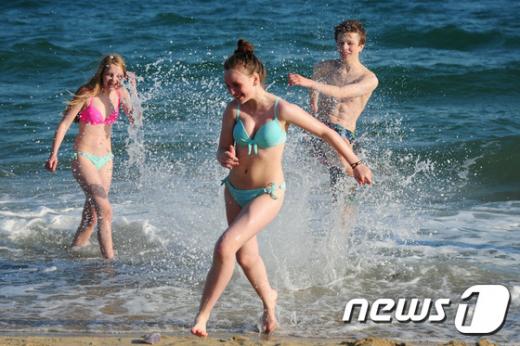 전국적으로 초여름의 날씨를 보인 26일 오후 부산 해운대해수욕장에서 외국인들이 물놀이를 즐기고 있다.2015.4.26/뉴스1 © News1 이승배 기자