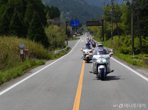 혼다코의 모터사이클 '골드윙' 라이더들이 일본 쿠마모토의 라이딩 코스를 달리고 있다. /사진제공=혼다코리아 