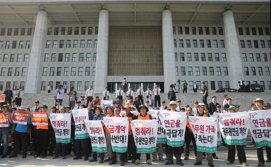 전국공무원노동조합 소속 조합원들이 1일 오후 서울 여의도 국회의사당 본관 앞에서 '공무원연금 개악 중단'을 주장하며 기습시위를 벌이고 있다. 2015.5.1/사진=뉴스1