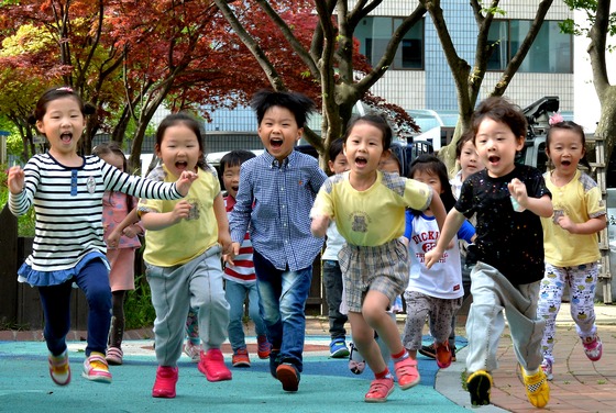 어린이날을 하루 앞둔 지난 4일 오후 대전 유성구 어린이집에서 아이들이 밝은 표정으로 뛰어 놀고 있다. /사진=뉴스1