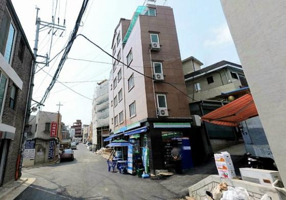 홍석천이 2012년 10월 매입한 것으로 알려진 용산구 이태원동 소재 건물의 매입전 거리 모습. / 사진제공=다음로드뷰