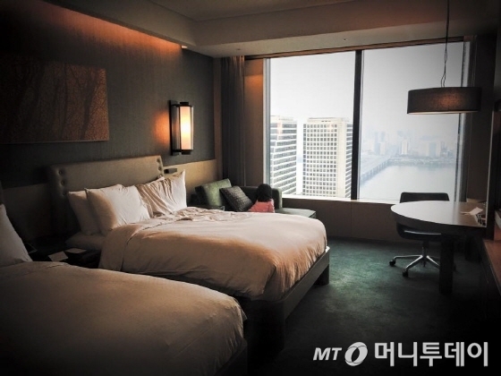 48㎡의 넓직한 객실과 넓은 침대를 가진 딜럭스룸/사진=이지혜 기자<br>