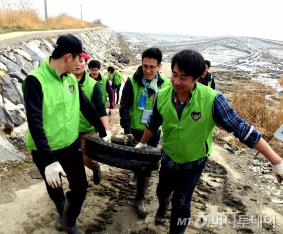 사노피 직원들이 소셜벤처 세상을품는아이의 볼런투어 프로그램 중 강화도 해양쓰레기를 수거하고 있다./사진제공=세상아이