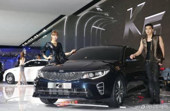 기아차가 지난달 2일 경기도 일산동구 킨텍스에서 열린 '2015 서울모터쇼'에서 신형 K5를 선보였다./사진=이기범 기자