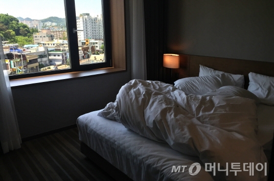 객실 창밖으로 보이는 녹음과 군산 고도심 풍경이 평화롭다/사진=이지혜 기자 