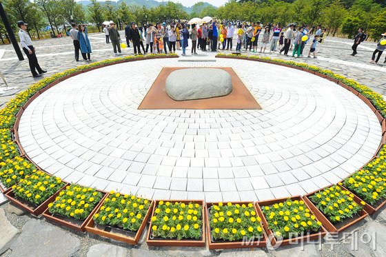  23일 오후 경남 김해시 진영읍 봉하마을에서 열리는 ‘노무현 대통령 6주기 추도식’에 앞서 추모객들이 묘역을 둘러보고 있다./사진=뉴스1