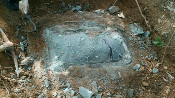 이모씨(25)는 지난 6일 오전 충북 제천 야산에서 삽으로 구덩이를 판 뒤 물을 섞은 시멘트와 흙으로 시신을 암매장했다./ 사진=부산지방경찰청 제공
