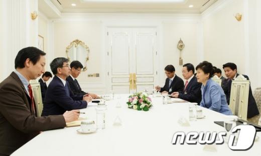 [사진]박 대통령, 아시아개발은행 총재 접견