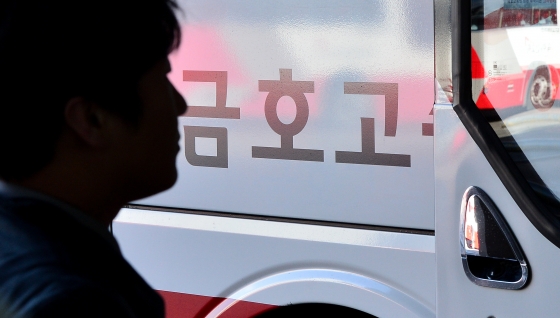 서울 강남고속버스터미널에서 시민들이 금호고속 버스를 타고 있다. /사진제공=뉴스1
