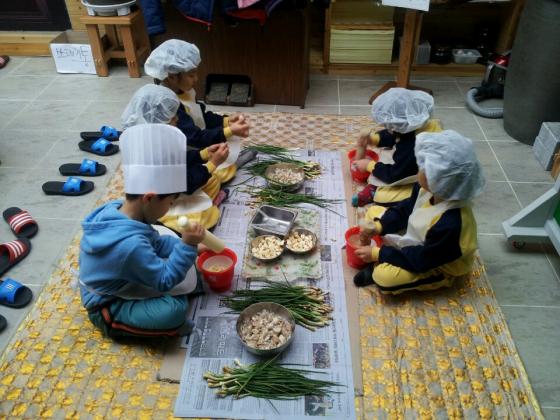 충남 공주 '이삭마을'을 찾은 꼬마손님들이 김장담그기 체험프로그램에 참가, 즐거운 한때를 보내고 있다./사진=농촌진흥청