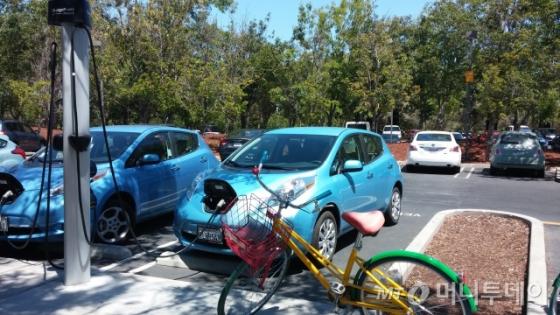 구글러의 주요 이동수단인 전기자동차와 공용 자전거 'G바이크'. 구글러는 구글 캠퍼스에서 전기자동차를 무료로 충전할 수 있다. 세르게이 브린과 래리 페이지도 전기 자동차를 즐겨 사용한다.