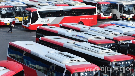  서울 강남고속버스터미널에 금호 고속버스가 주차돼 있다. /사진=뉴스1