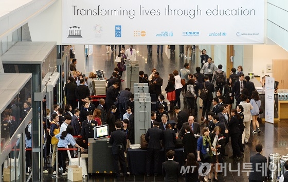 지난 19일 오후 인천 송도컨벤시아에서 개막한 세계교육포럼이 각국의 참가자들로 붐비고 있다. 2015.5.19/뉴스1