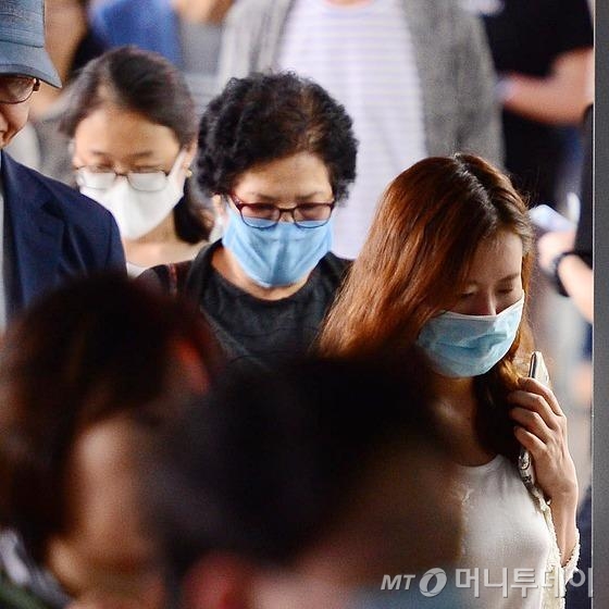 메르스(MERS·중동호흡기증후군)가 확산되면서 불안감이 커진 가운데 8일 오전 서울 영등포구 신도림역에서 마스크를 쓴 시민들이 출근길에 오르고 있다. /사진제공=뉴스1
