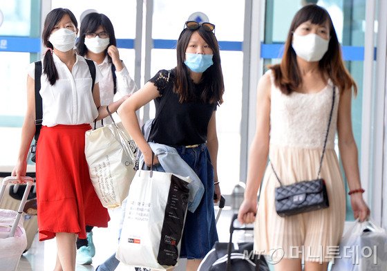 중동호흡기증후군(MERS·메르스)에 대한 불안감이 확산되고 있는 가운데 8일 오후 인천국제공항에 외국인 관광객들이 마스크를 쓴 채 출국장으로 향하고 있다. /사진=뉴스1