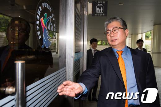 [사진]'청와대 문건유출' 혐의 조응천 전 비서관 공판 출석