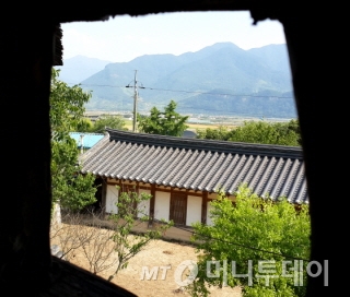 운조루 안채 2층 다락에서 내려다본 사랑마당 전경/사진=김유경 기자