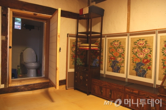 운조루 안채. 고택 체험을 위해 실내 욕실을 만드는 등 현대식으로 개조했다./사진=김유경 기자