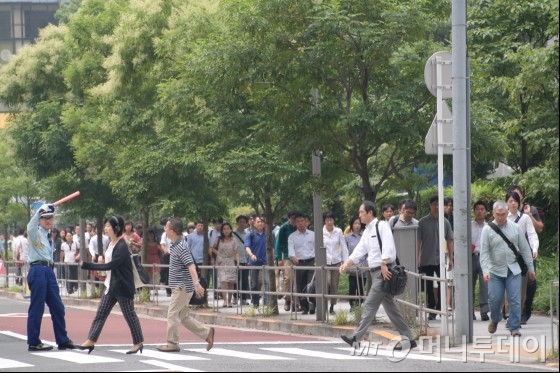 2015년 6월 16일 오전 9시 30분께 시나가와역에서 내려 소니 본사로 출근하는 직원들이 길게 줄지어 횡단보도를 건너고 있다./사진=오동희 기자 hunter@