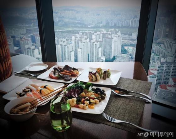 41층 전망을 즐기며 식사할 수 있는 뷔페레스토랑 '피스트'/사진=이지혜 기자 