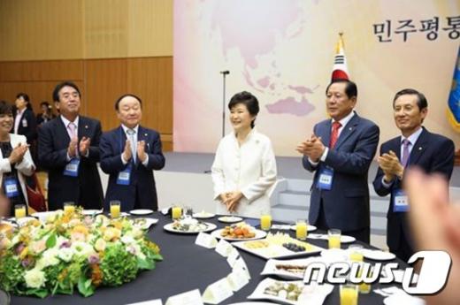 박근혜 대통령(가운데)이 작년 9월2일 오후 청와대에서 열린 민주평화통일자문회의 해외자문위원들과의 통일대화에 참석하고 있다. (청와대 페이스북) 2014.9.2/뉴스1 © News1